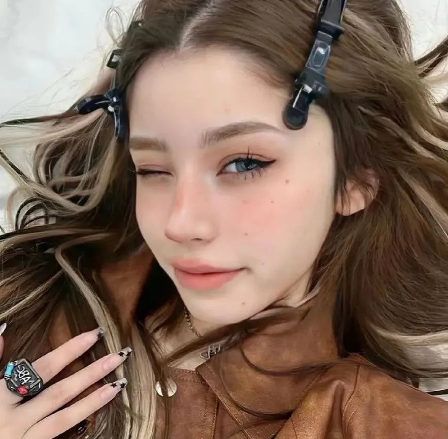 彩虹艳女